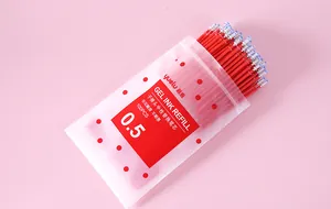 Gros plan de 100 recharges d'encre gel rouge de 0,5 mm dans un sac en plastique givré.