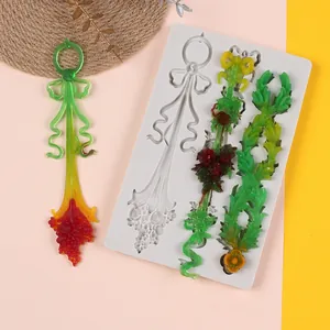 Vista dettagliata dello stampo in silicone con motivi decorativi a fiori e foglie