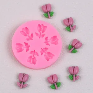 Vista detallada del molde de silicona de tulipán 3D con base rosa y piezas terminadas