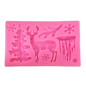Vista detallada del molde navideño de silicona rosa con diseños de renos y árboles.