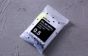 Vue détaillée de 100 recharges de stylo gel 0,5 mm dans un sac givré à fermeture zip