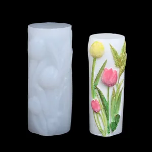 3D-Tulpenrelief-Silikonform neben einer fertigen Blumenkerze mit gemalten Details