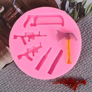 Vue détaillée d'un moule en silicone rose avec formes de pistolet et hache DIY