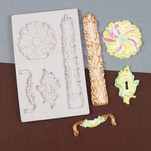 Dettaglio dello stampo in silicone fai-da-te con rilievi floreali vintage per torte