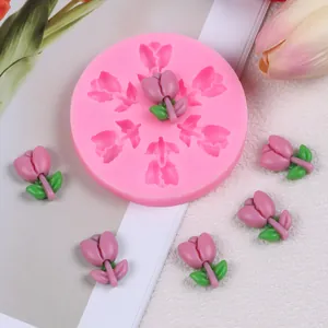 Detalle del molde de silicona de tulipán 3D con pequeñas flores de resina morada sobre fondo blanco