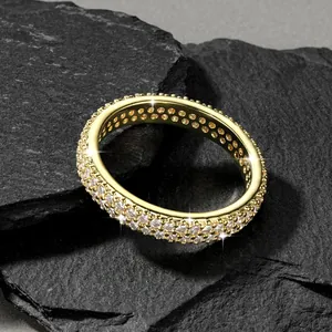 Detailansicht eines mit funkelnden Moissanit-Steinen besetzten 14k Gold-Ewigkeitsrings