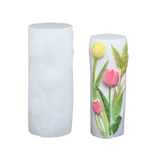 Detailansicht einer Silikonform für Tulpenreliefs neben einer fertigen geblümten Kerze