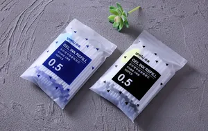 Détail de deux paquets de recharges d'encre gel 0,5 mm dans un emballage clair.