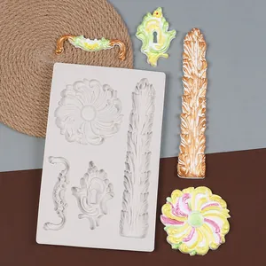 Stampo in silicone bianco con motivi europei vintage ed esempi di fondente colorato