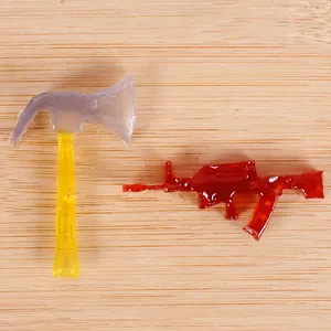 Détail de décorations en fondant en forme de hache et de fusil pour gâteaux