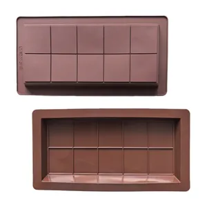 Vue détaillée de face et de dos du moule à chocolat en silicone brun à 10 cavités.