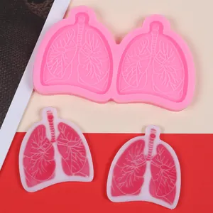 Detailweergave van longvormige siliconen mal met afgewerkte rode hars hangers voor DIY.