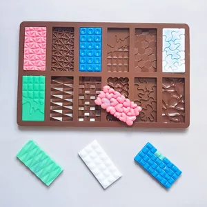 Vue détaillée d'un moule en silicone à 12 cavités pour chocolat aux textures et motifs variés