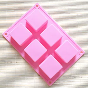 Bovenaanzicht van een roze siliconen mal met 6 holtes voor het maken van DIY zeep en kaarsen maken