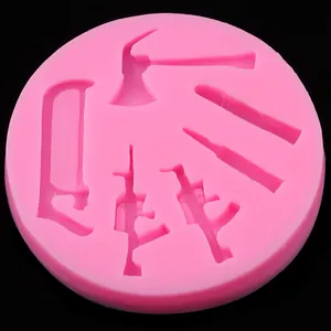 Moule en silicone rose avec formes de hache scie et pistolet pour décor de gâteau