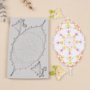 Vista dettagliata dello stampo in silicone mandala con decorazioni colorate in fondente