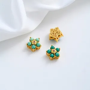 Detailweergave van 24K vergulde bloembedels met turquoise kralen voor DIY sieraden