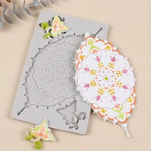 Dettaglio dello stampo in silicone con motivo pizzo vintage e decorazioni in pasta.