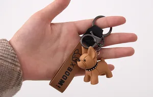 Vue détaillée d'un porte-clés bouledogue français en résine avec sangle en cuir XBOOM