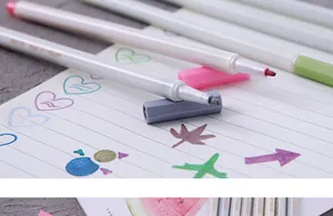 Detalle de cerca de puntas de rotuladores metálicos con patrones coloridos hechos a mano