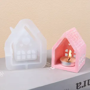Vista detallada del molde de casa de silicona DIY y portavelas rosa terminado