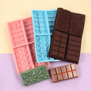 Gros plan de moules à chocolat en silicone multicolores aux motifs géométriques