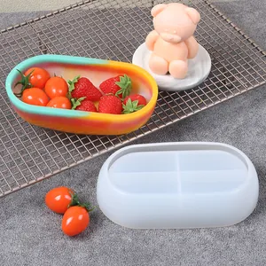 Dettaglio dello stampo in silicone traslucido e del contenitore in resina colorato
