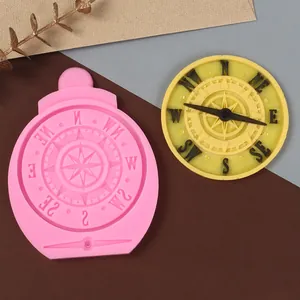 Gros plan sur le moule en silicone boussole vintage et une décoration de gâteau jaune.
