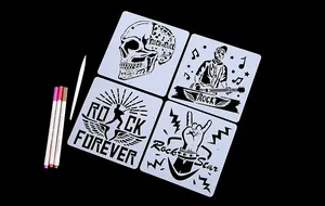 Close-up van vier rock-thema DIY schildersjablonen inclusief schedel en muziekontwerpen