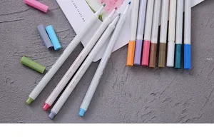 Vista detallada de 12 rotuladores metálicos para manualidades y dibujo