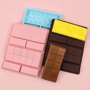 Détail de moules à chocolat en silicone rectangulaires aux motifs géométriques et barres