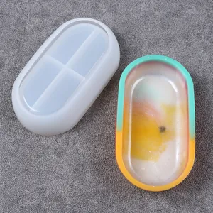 Vista dall'alto di uno stampo in silicone ovale e di un vassoio in resina colorata