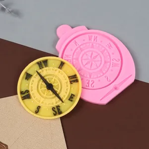 Vue détaillée du moule à boussole en silicone rose avec décoration de gâteau en fondant jaune