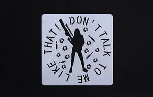 Gedetailleerde weergave van een wit DIY-schildersjabloon met geweer- en slogan-ontwerp