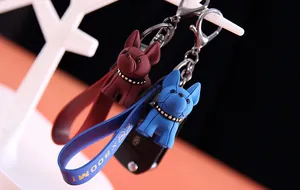 Gros plan détaillé de porte-clés en résine de bouledogue avec des dragonnes à texte doré