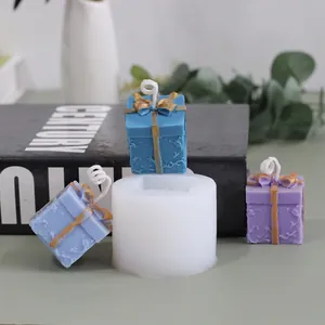Vue détaillée d'un moule en silicone boîte cadeau avec bougies décoratives.