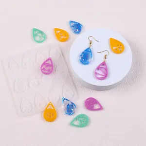 Dettaglio dello stampo in silicone per orecchini a goccia con ciondoli in resina colorata.