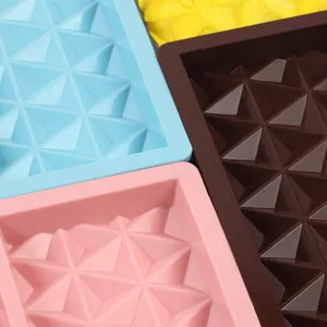 Gros plan de moules à chocolat en silicone avec une texture géométrique moderne de prisme en 3D.