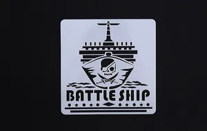 Detail van een wit doe-het-zelf tekensjabloon met een slagschip en piraat schedel ontwerp