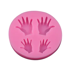 Nahaufnahme einer rosa Silikonform mit vier Handabdruck-Vertiefungen