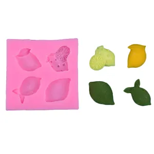 Nahaufnahme der rosa Zitronenfrucht-Silikonform mit vier fertigen Fondant-Stücken
