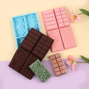 Vue détaillée de moules en silicone pour chocolat avec motifs géométriques diamants.