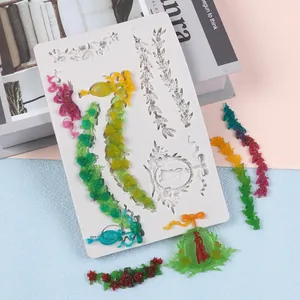 Vista dettagliata dello stampo in silicone floreale vintage con campioni di resina colorata