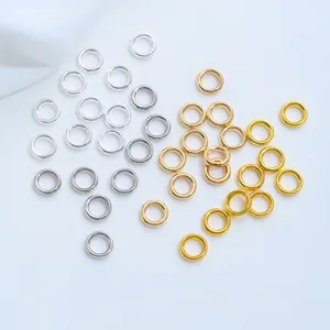 Vista macro di anellini chiusi placcati in oro 18 carati e argento per gioielli.