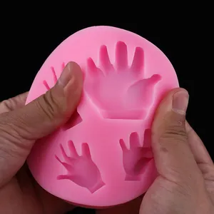 Makroaufnahme einer flexiblen Silikonform mit Handflächenmustern in Rosa