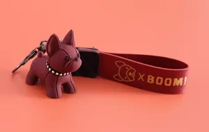 Gros plan détaillé d'un porte-clés bouledogue en résine bordeaux avec lanière XBOOM!.