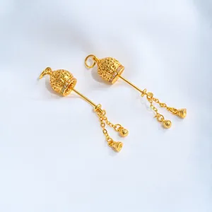 Primer plano de colgantes de campana huecos bañados en oro de 24K con circonitas DIY