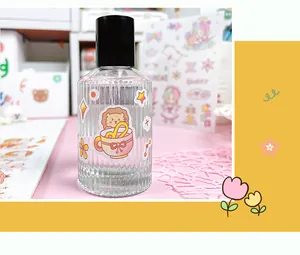 Nahaufnahme des niedlichen Löwe-Sternzeichen-Aufklebers auf einer klaren Glasflasche.