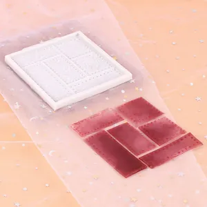 Moule en silicone engrenages mécaniques vintage avec pièces en résine rouge foncé