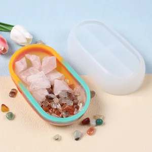 Dettaglio dello stampo in silicone ovale con vassoio in resina colorato e pietre decorative